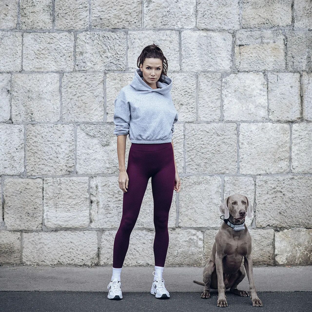 Girl with a vizsla wearing a gray PEIKO® QuickLeash™ collar in the city